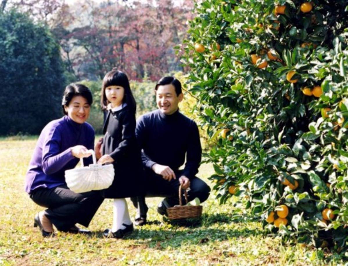 Foto de archivo del emperador de Japón Naruhito, su esposa, la emperatriz Masako, y la hija de ambos, la princesa Aiko mientras dan un paseo por los jardines del Palacio Togu en Tokio, Japón, el 24 de noviembre de 2005.<br/>