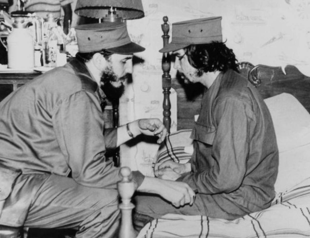 Foto de archivo tomada el 1 enero de 1959 muestra a Fidel Castro cundo tenía 33 conversando con Ernesto 'Che' Guevara, en su cuartel en La Habana. AFP