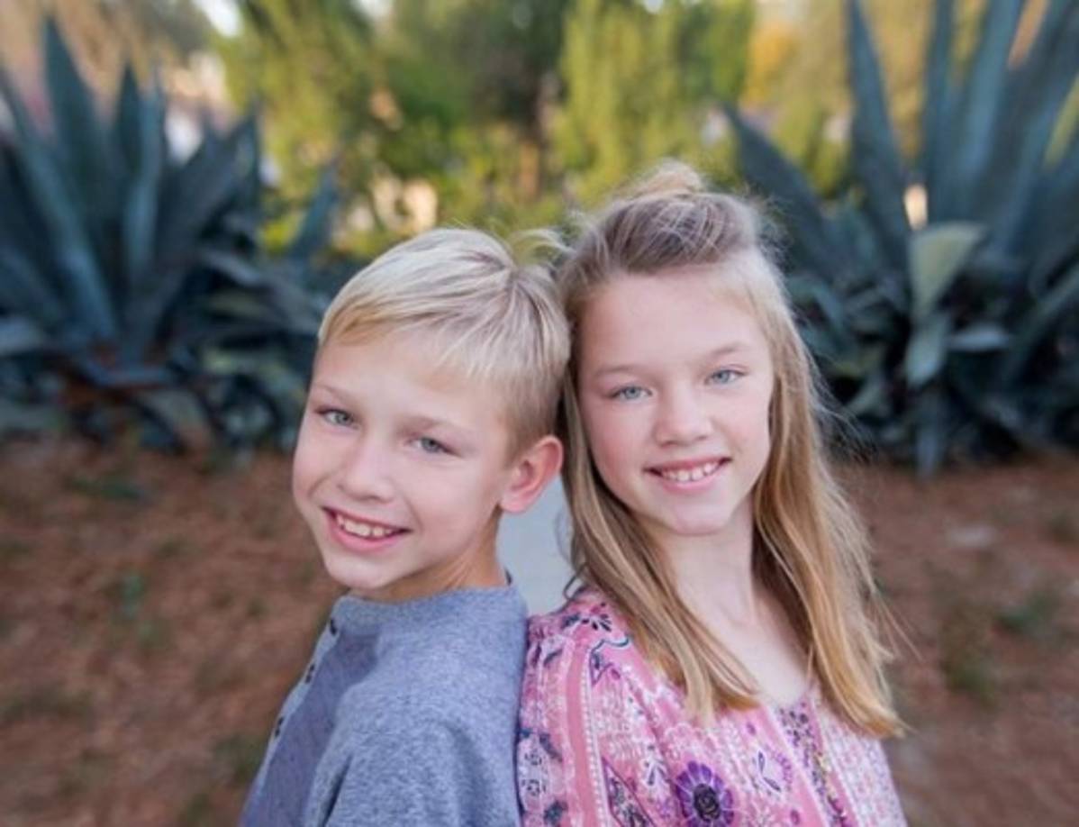 Tiene una hermana gemela, Avery, quien también formó parte en algunas escenas de la primera película.