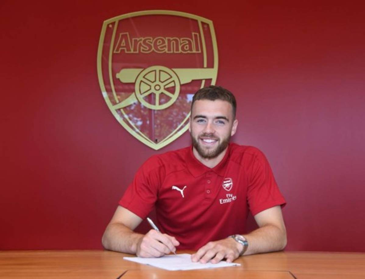 El lateral derecho del Arsenal, Calum Chambers, que llegó en 2014 procedente del Southampton, ha prolongado su compromiso con el club gunner. Su nuevo entrenador Unai Emery se ha mostrado contento con esta decisión, 'él jugó un papel importante en el equipo la temporada pasada y va a formar parte de mi plantilla esta campaña'.