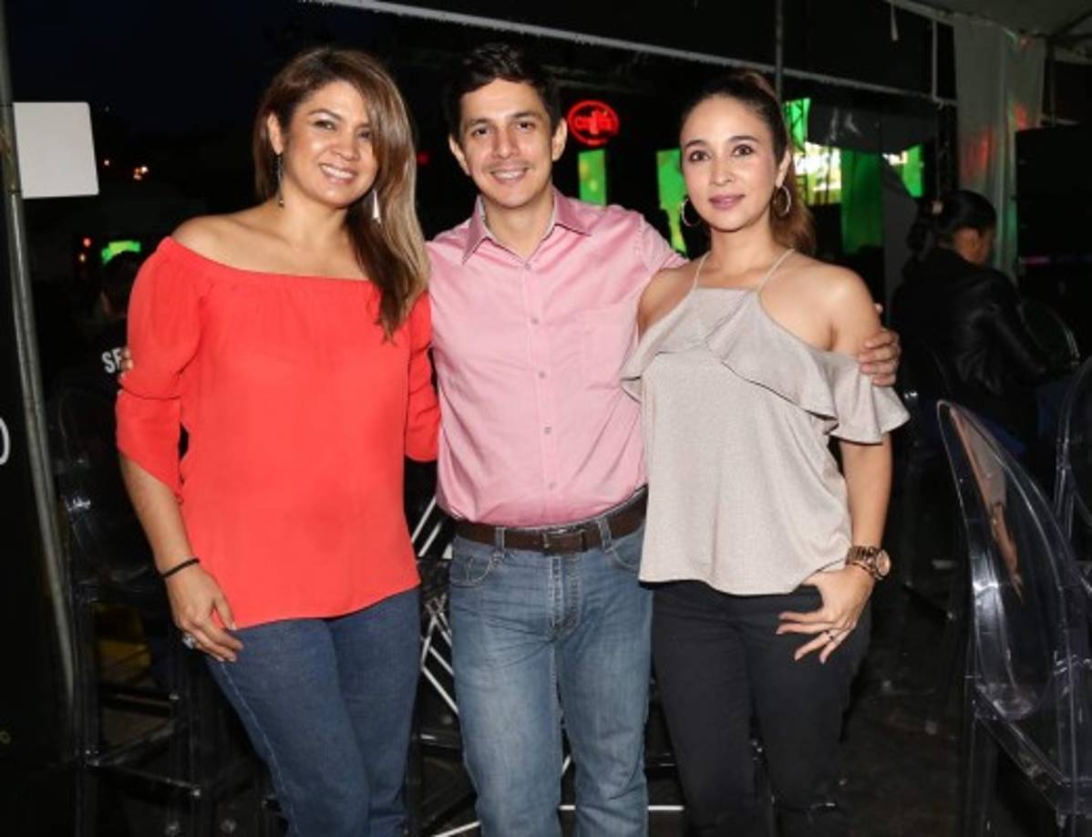 Johana Conde con Raúl y Denisse Miselem.