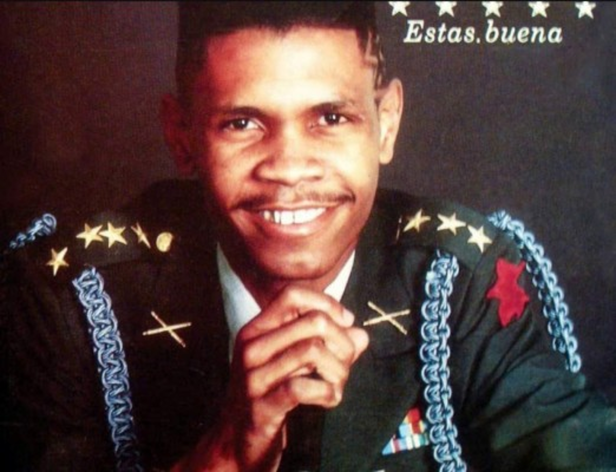 Algo característico de 'El General', era su vestimenta ya que en todos sus videos aparecía vestido con un uniforme y luciendo en su rostro un bigote militar