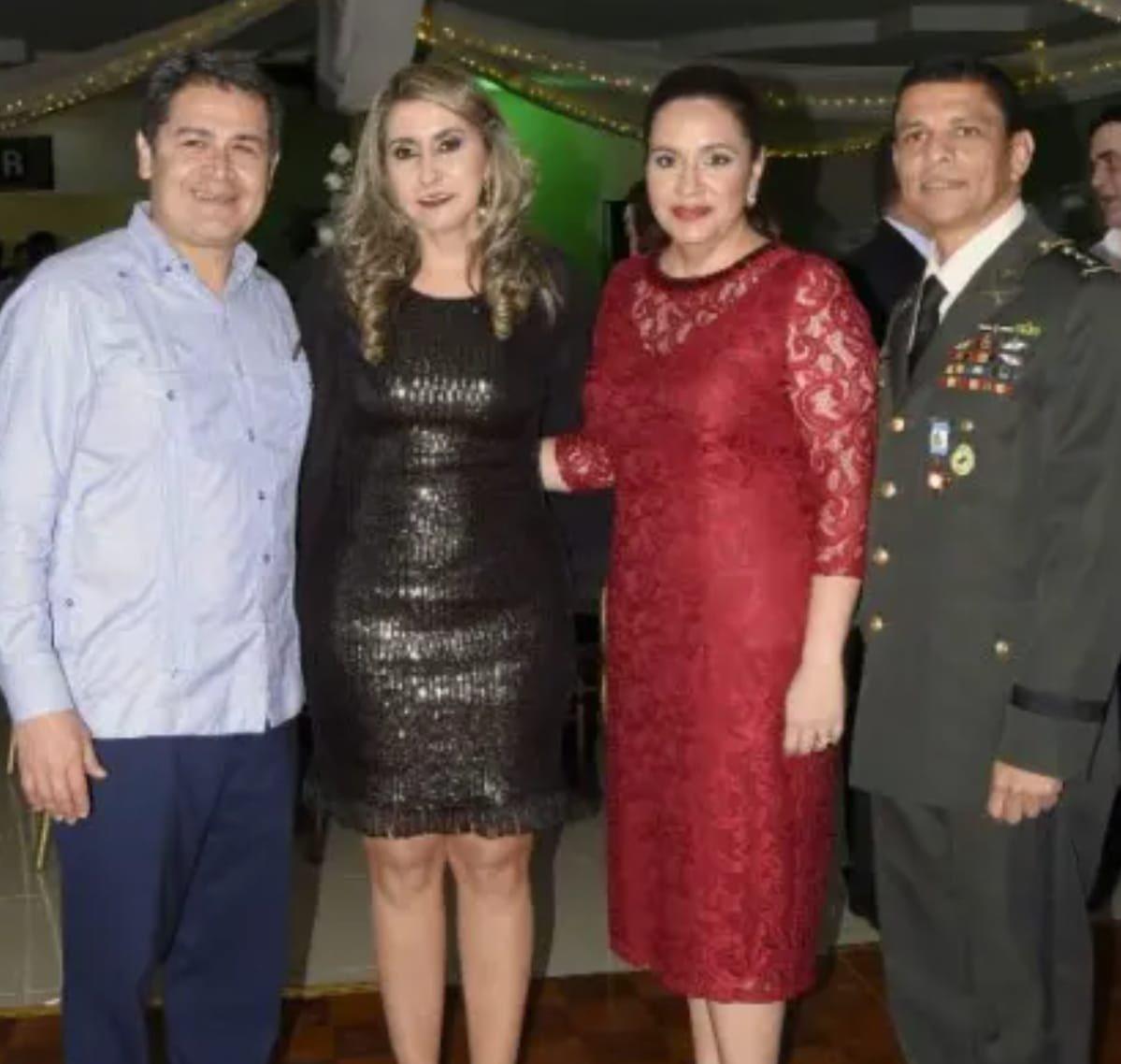 ¿Quién es el general al que acompañaron las hijas de JOH en el traspaso de mando de las FFAA?