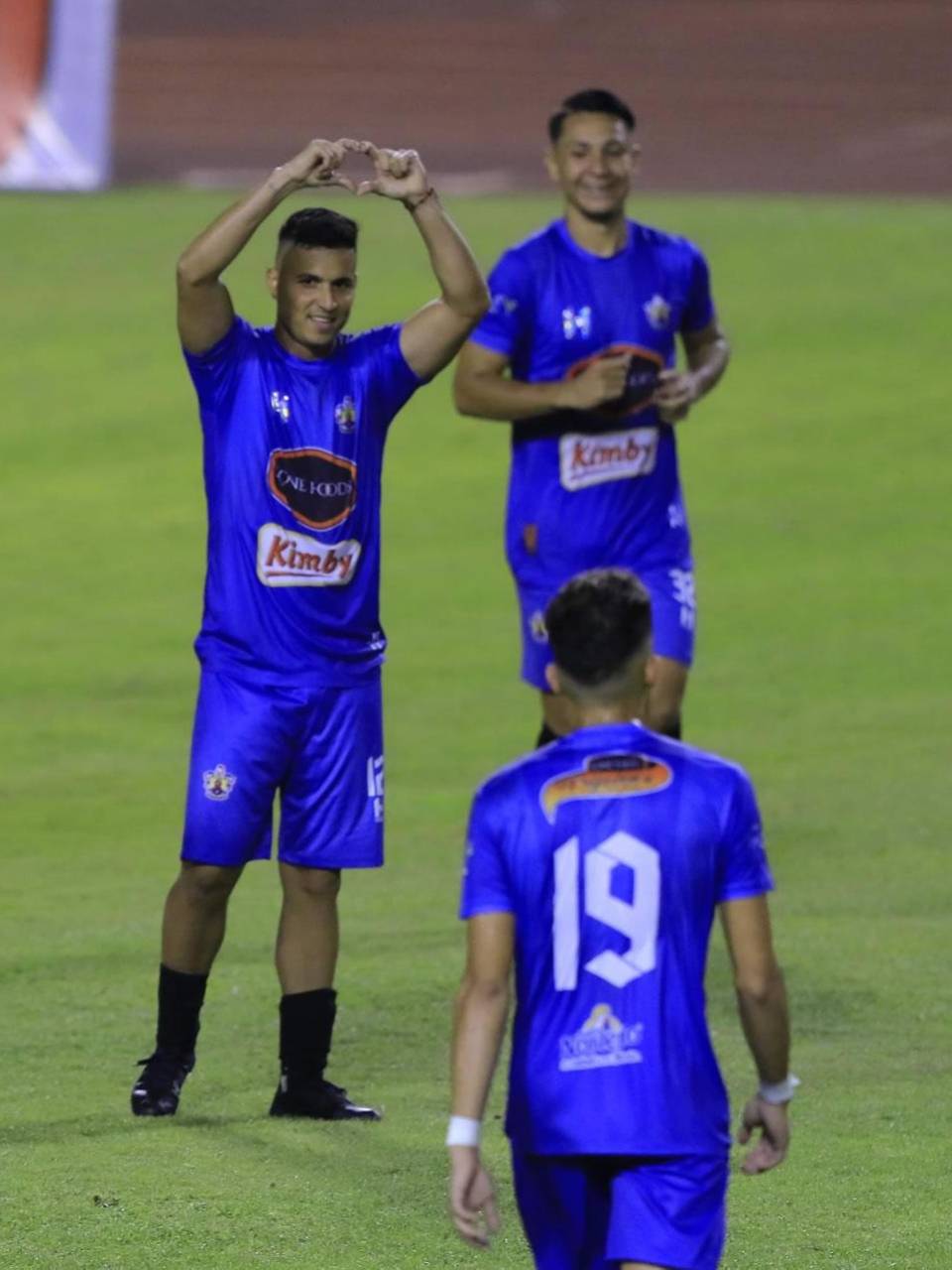 Gerson Rodas también se estrenó marcando un gol para la victoria del Lone FC.