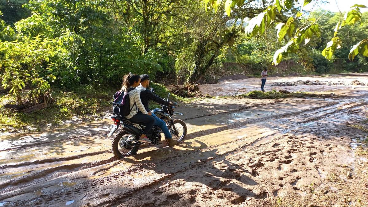 Los pobladores se arriesgan a cruzar los ríos a bordo de motocicletas. 