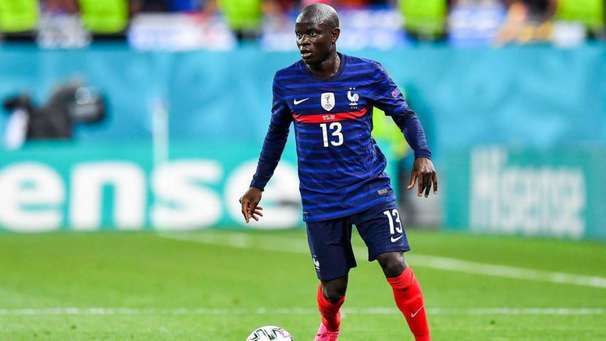 N’Golo Kanté, quien se perderá el Mundial de Qatar por una lesión sorprendió al anunciar que su ídilo es Ronaldo Nazario, que alguien admire al Fenómeno no es raro, solo que contrasta con la carrera ya que Kanté apenas ha anotado 10 goles en toda su carrera.