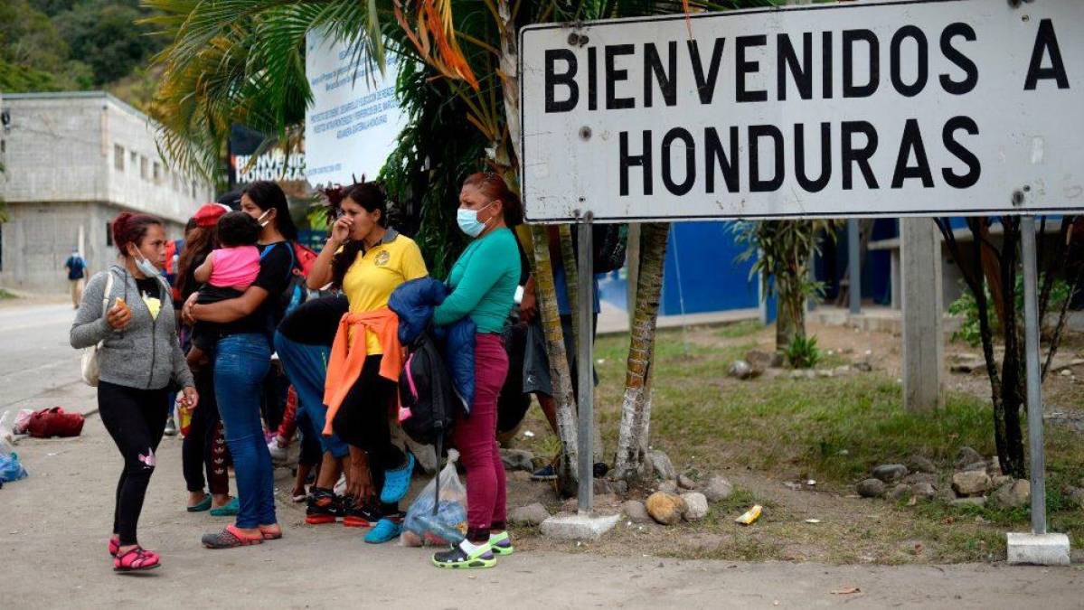 El uniformado, visiblemente molesto, expresó: “Vaya, vos y vos, si no tienen pisto, pues se quedan los demás... Aquí yo puedo estar toda la noche y despachar el bus, ustedes deciden”. Los delincuentes solo en esa noche pararon al menos 10 buses con 50 migrantes cada uno, a casi todos les metieron mano en el bolsillo, para una noche redonda que les dejó miles de dólares a costillas de los migrantes que pasan por Honduras.