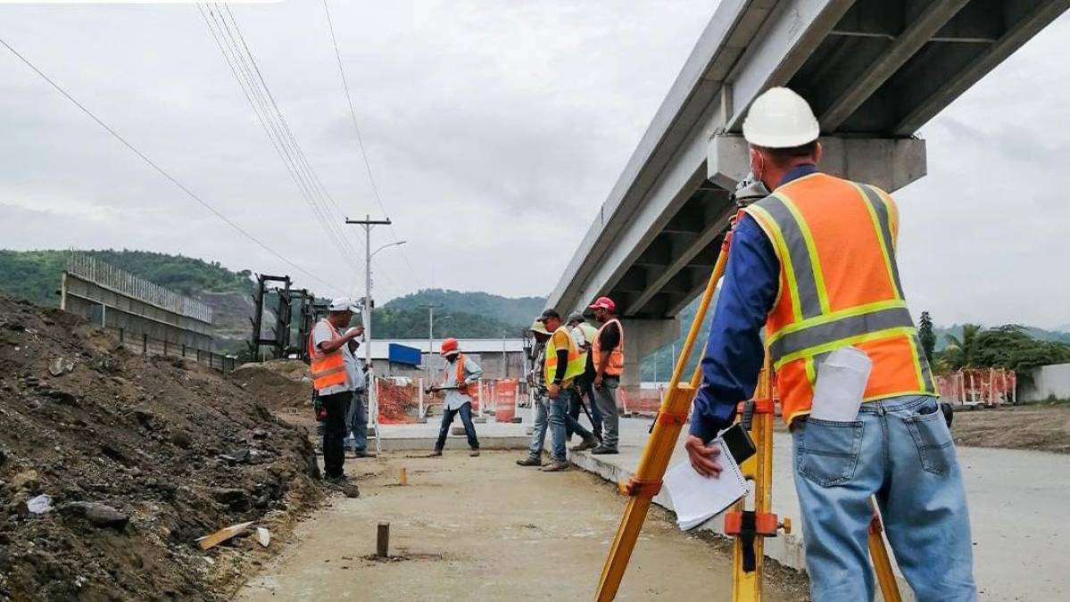 “Hay un avance del 87%. Ya está finalizada la superestructura del puente más alto, el cual va en dirección del bulevar de la 33 hacia el centro de San Pedro Sula. Esta semana se iniciarán los trabajos de iluminación de este paso a desnivel para próximamente habilitarlo”, detalló. 