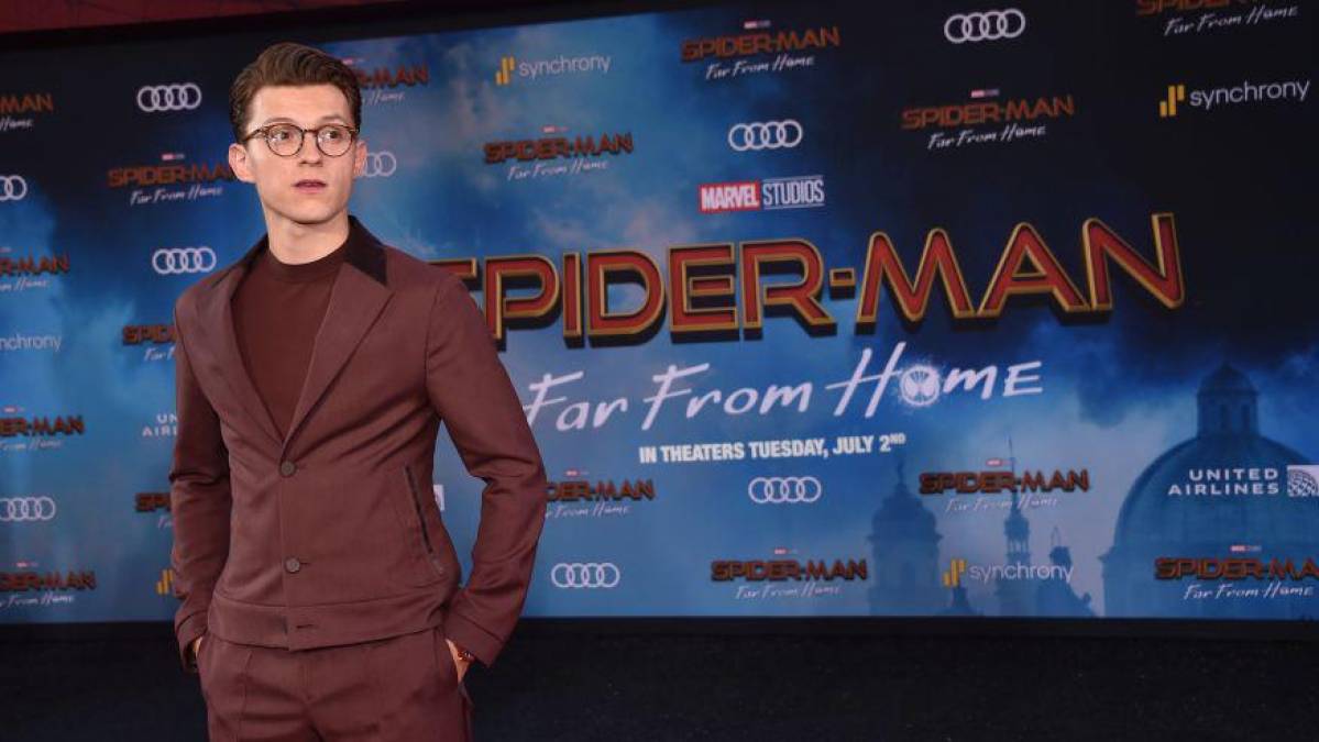 Tom nació el 1 de junio de 1996 en Kingston Upon Thames en Reino Unido. Las películas del Hombre Araña lo hicieron mundialmente famoso. Ha filmado tres películas del personaje: Spider-Man: Homecoming (2017), Spider-Man: Lejos de casa (2019), Spider-Man: No Way Home (2021).