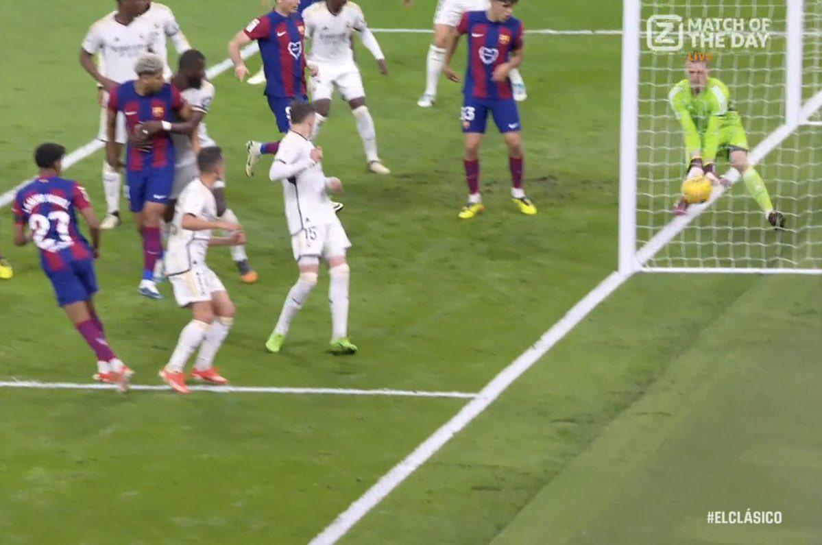 La polémica acción en donde el FC Barcelona reclamó que el balón había ingresado.