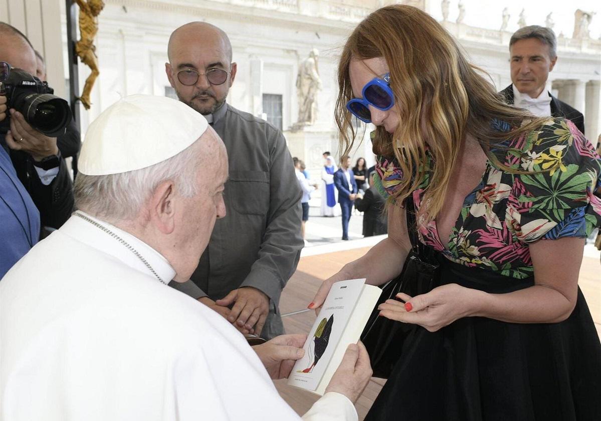La bendición del Papa a las transexuales latinoamericanas de Roma