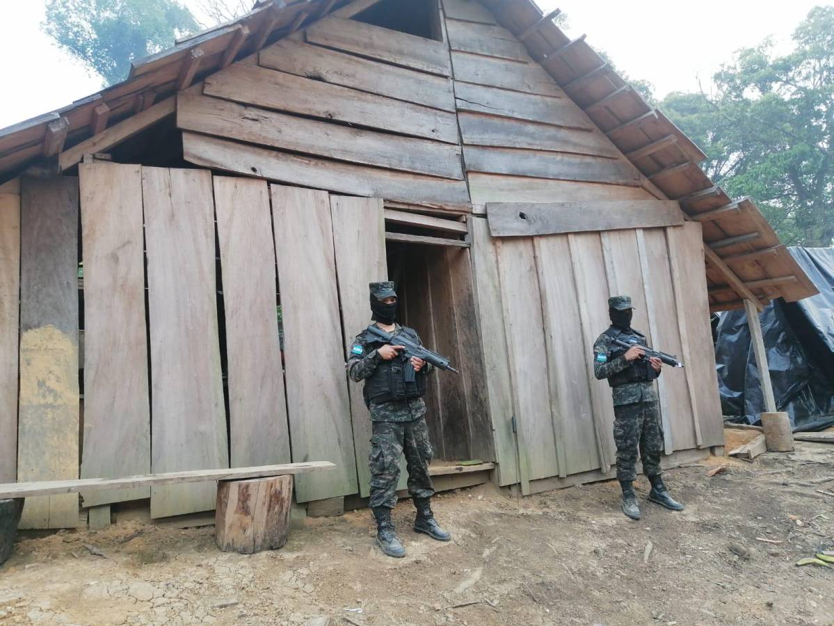 Policías militares resguardan la propiedad.