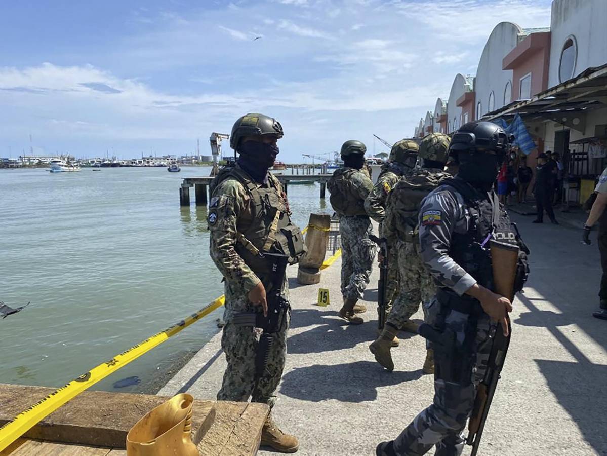 Treintena de atacantes matan a tiros a nueve personas en Ecuador