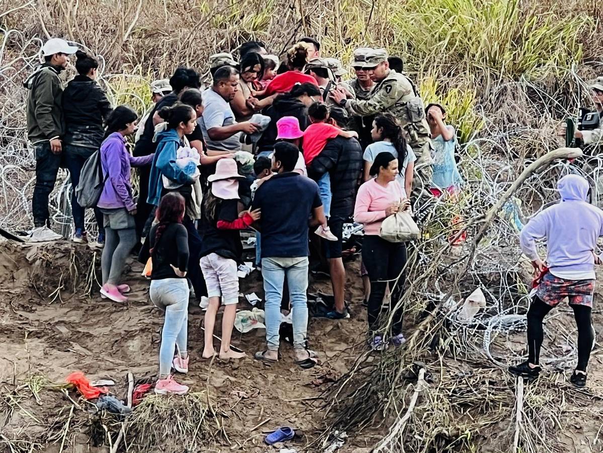 Migrantes derriban cerco de púas en la frontera de México-EE UU