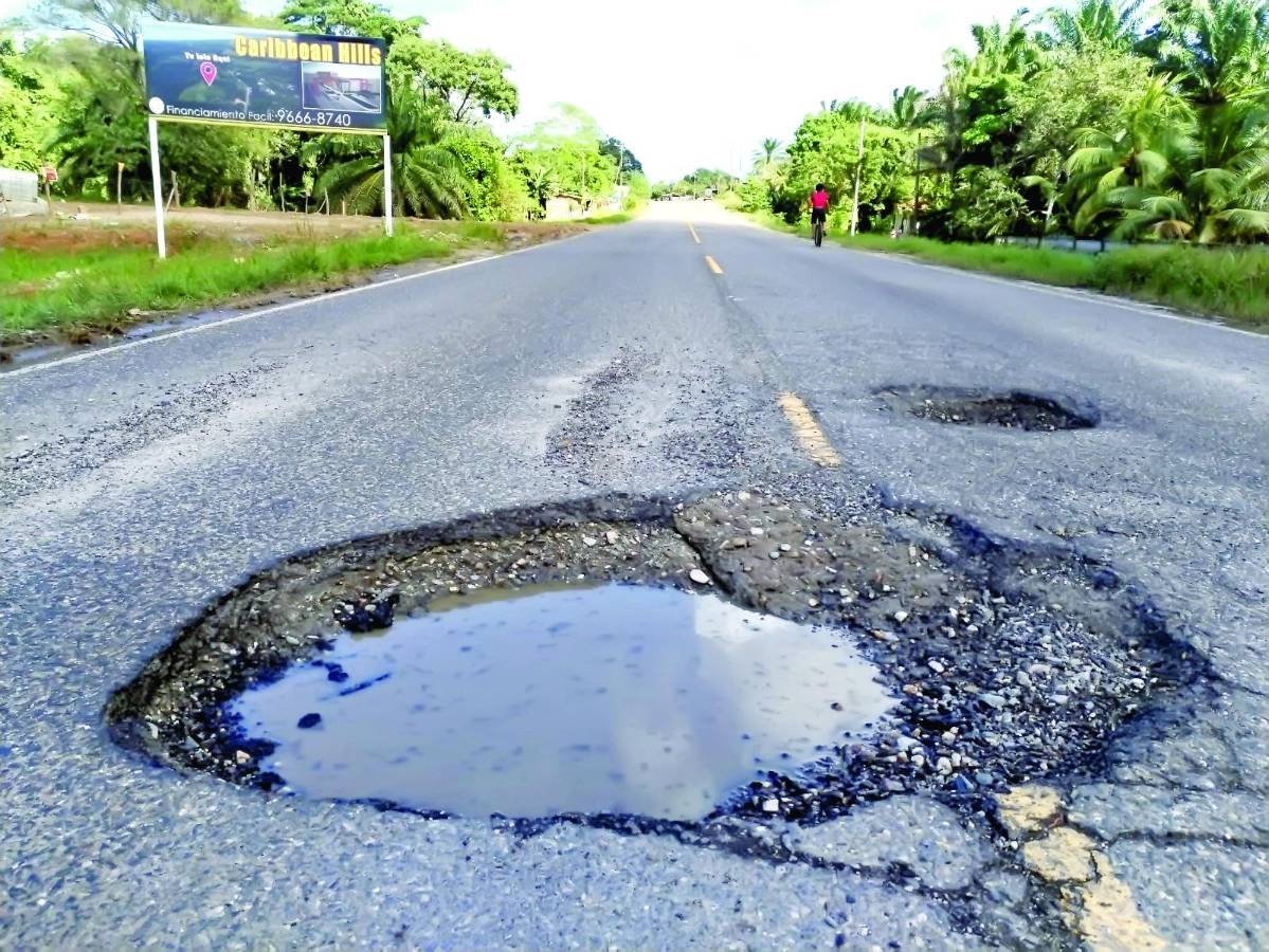 <b>La carretera CA-13 está severamente dañada y urge que sea reconstruida toda; actualmente está siendo reparada.</b>