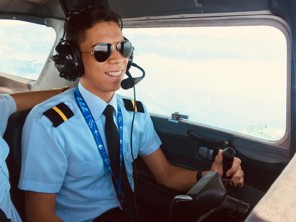 A sus 24 años, Sebastián Moradel ya vuela un Boeing 737-800