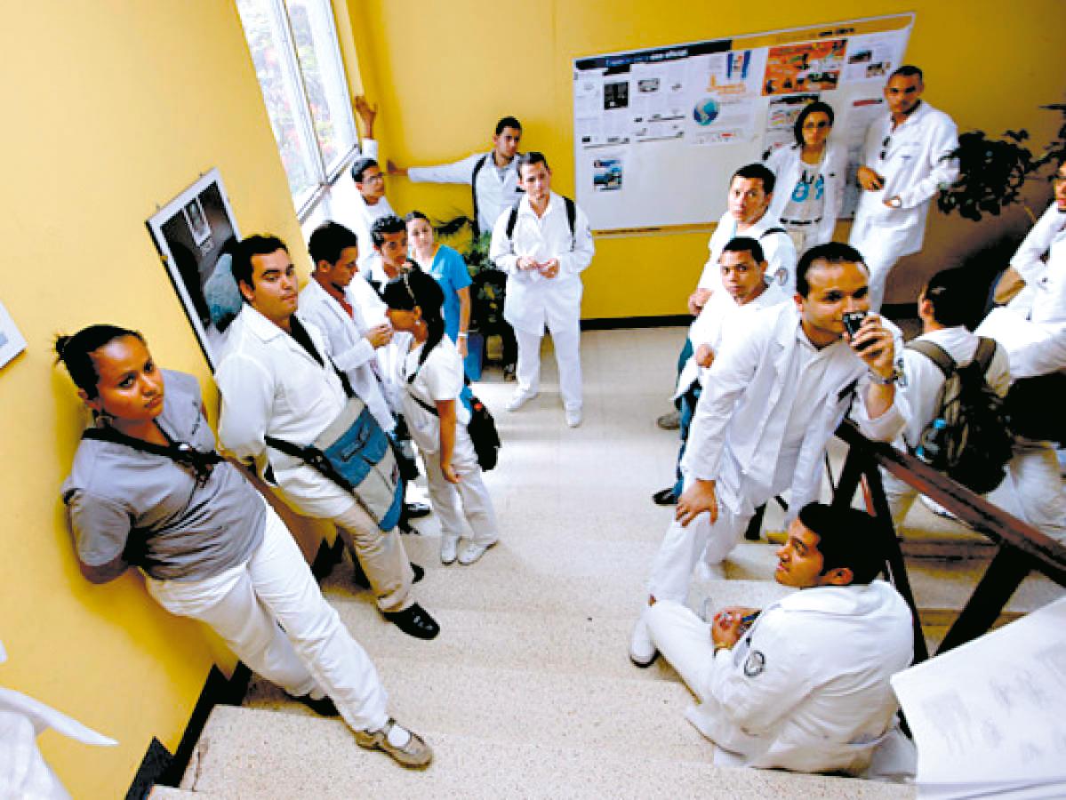 En contra de alargar el servicio social de médicos a un año