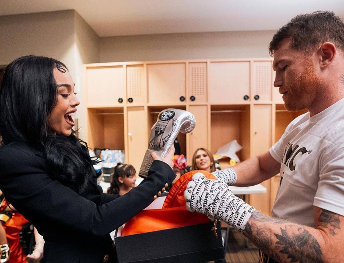 Como símbolo de agradecimiento y felicitación, el boxeador Canelo Álvarez le regaló unos guantes personalizados a la cantante y actriz Danna Paola. 