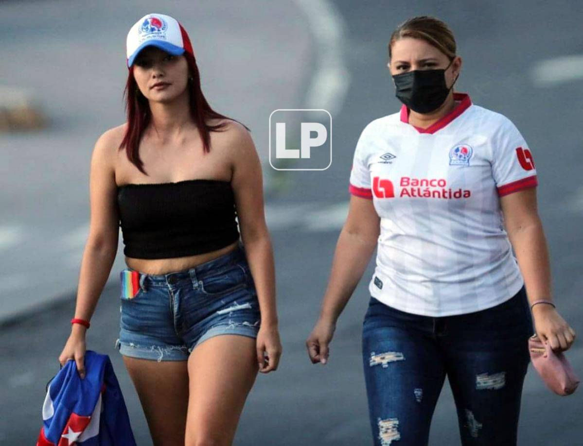 Temprano llegaron estas lindas aficionadas del Olimpia.