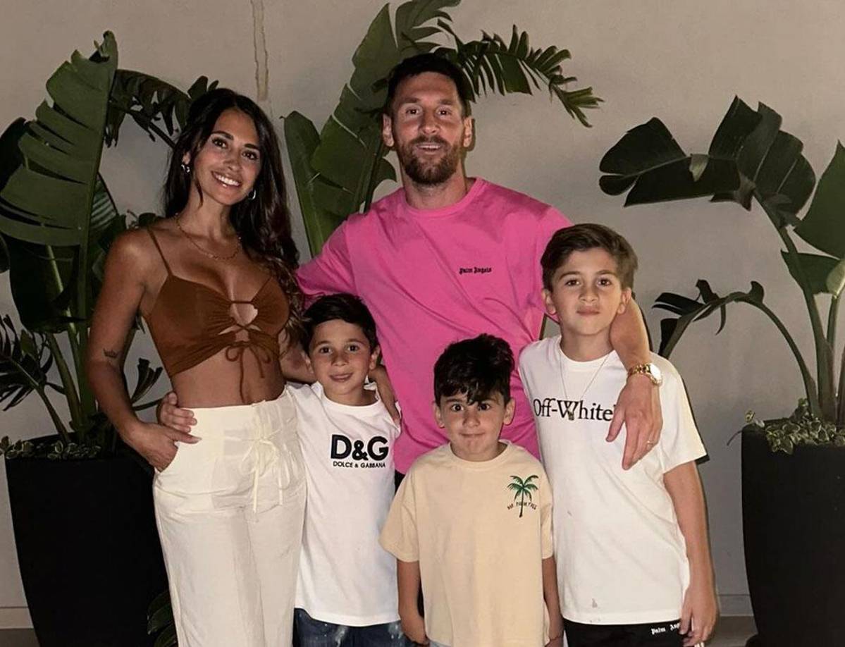 Lionel Messi: Con una camiseta rosada como homenaje al Inter Miami junto a sus hijos y esposa Antonela.
