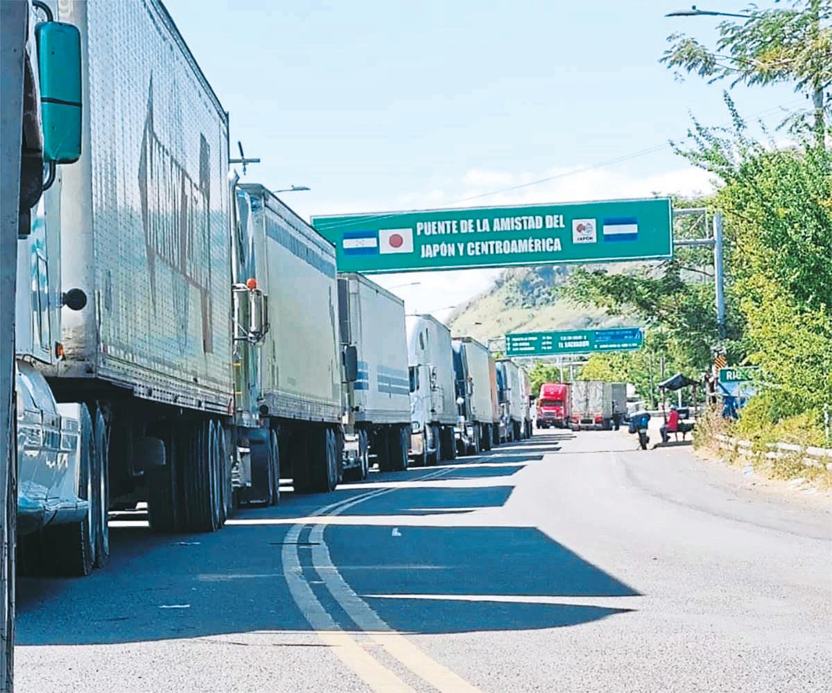 Hasta 24 horas esperan camiones con mercancías en aduana El Amatillo