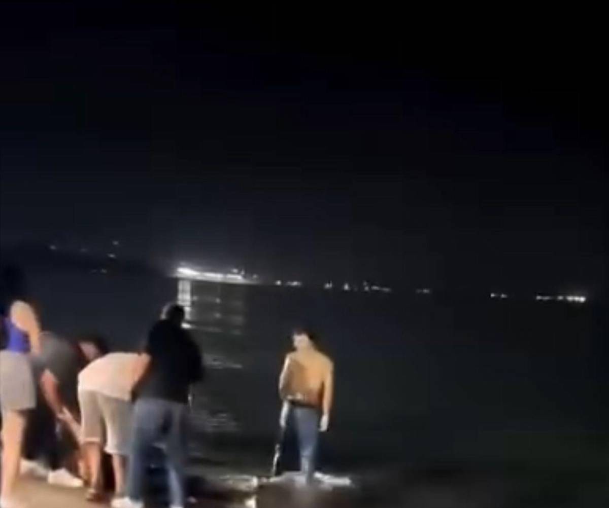 Hombre se mete con todo y carro en playa de Puerto Cortés y se salva de milagro