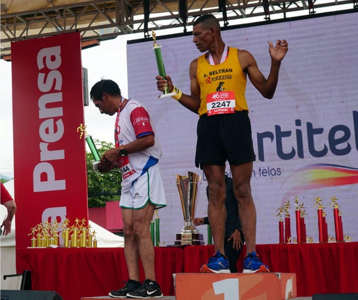 Golfran Ortez posando con su premio al primer puesto de la categoría Master Masculino.