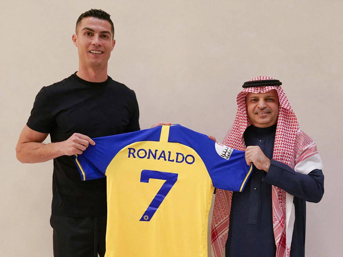 Cristiano Ronaldo posando con la camiseta con el dorsal 7 que usará en el Al-Nassr FC.