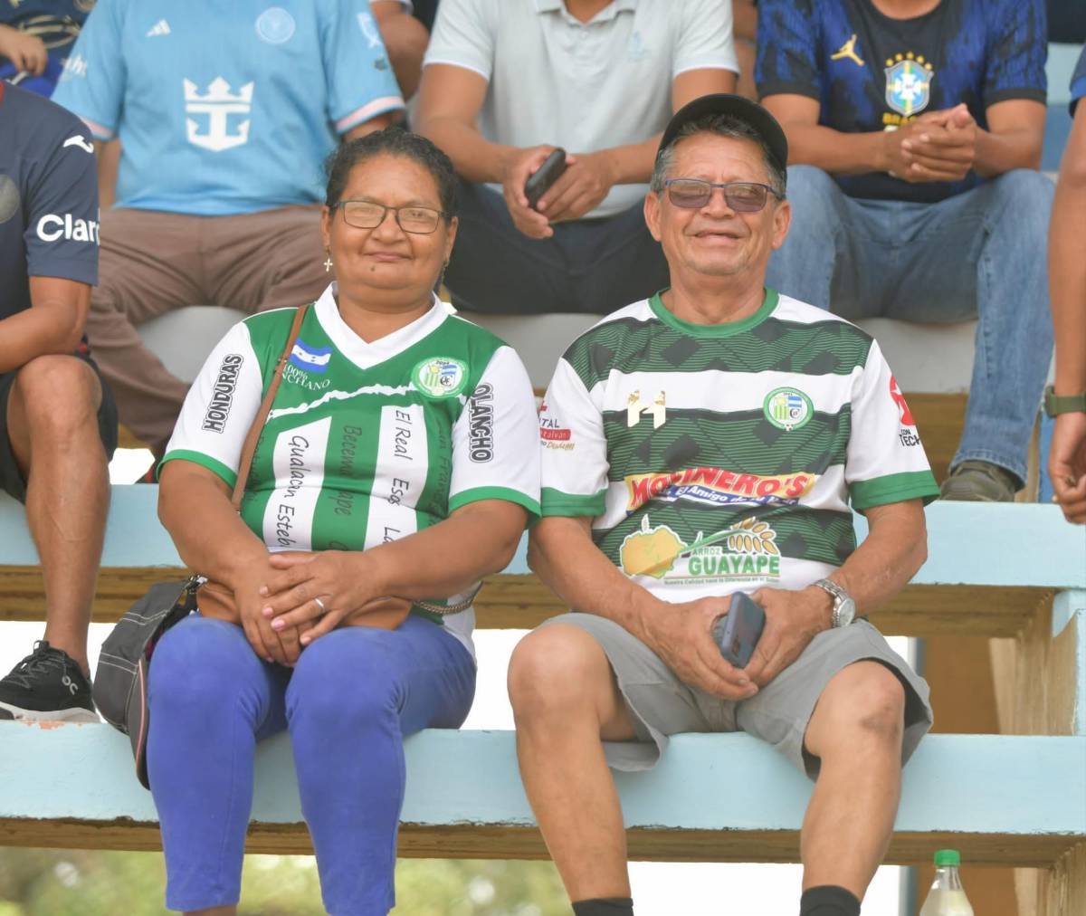 La misteriosa pelirroja y la bella colocha roban miradas en el Juticalpa-Motagua