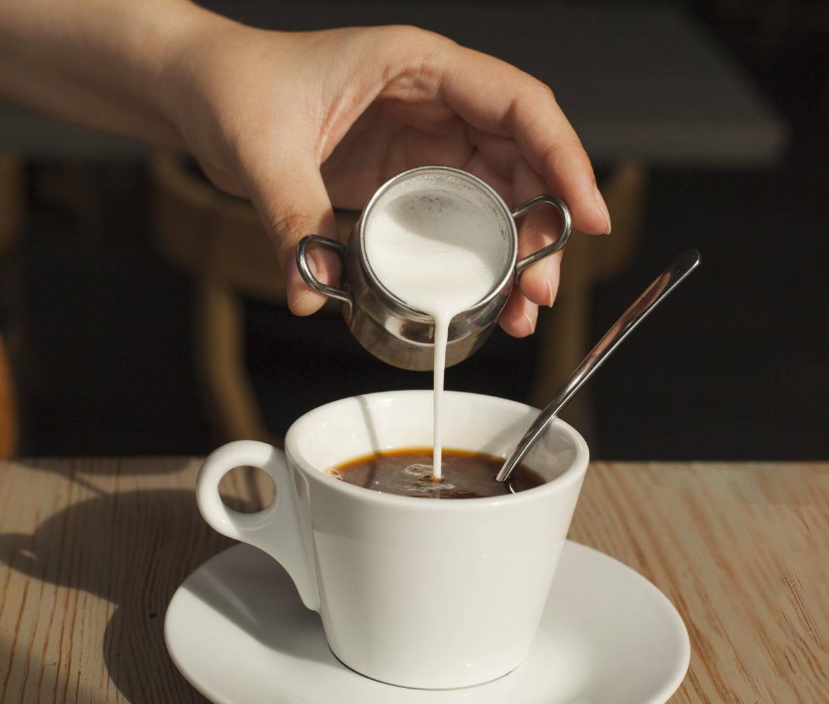 ¿Qué leche es mejor para usted, de vaca, de soya o de almendras?