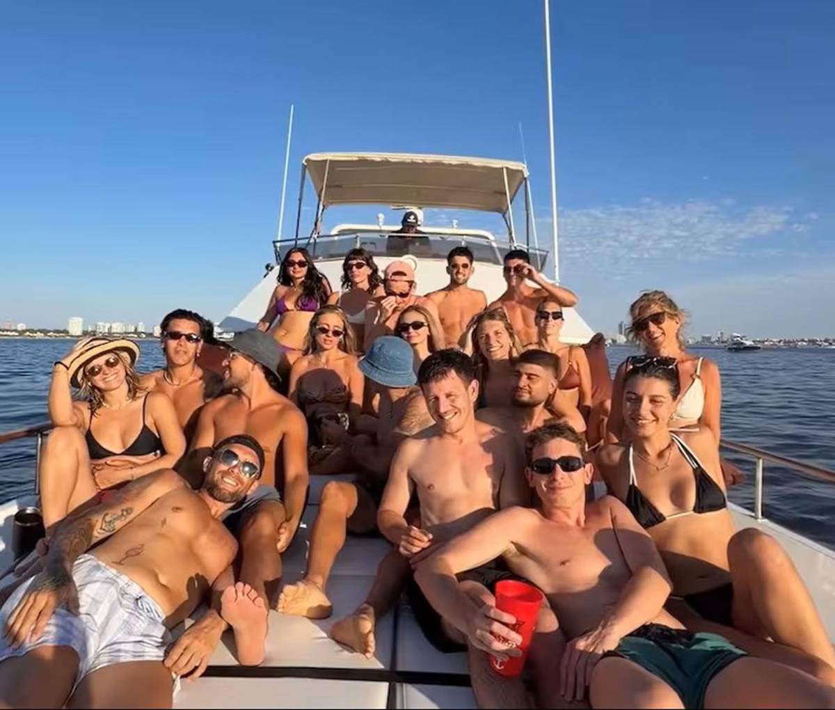 Sexy periodista deportiva se compromete con conocido futbolista argentino