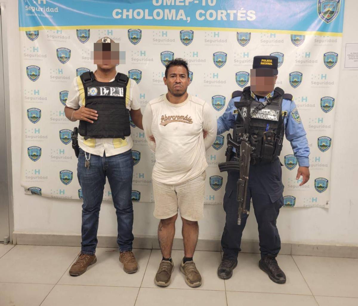 Mata a padrastro que lo crió desde los cuatro años; madre y hermano resultan heridos