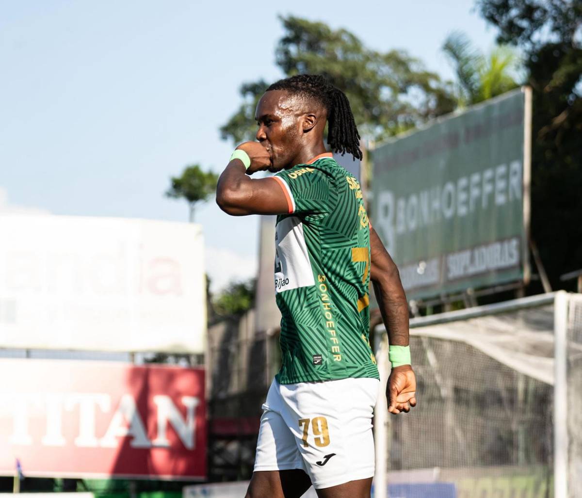 'Tota' Medina pierde la cabeza, festejo a lo Cristiano, mensaje al DT de Honduras en el Clásico y lindas chicas