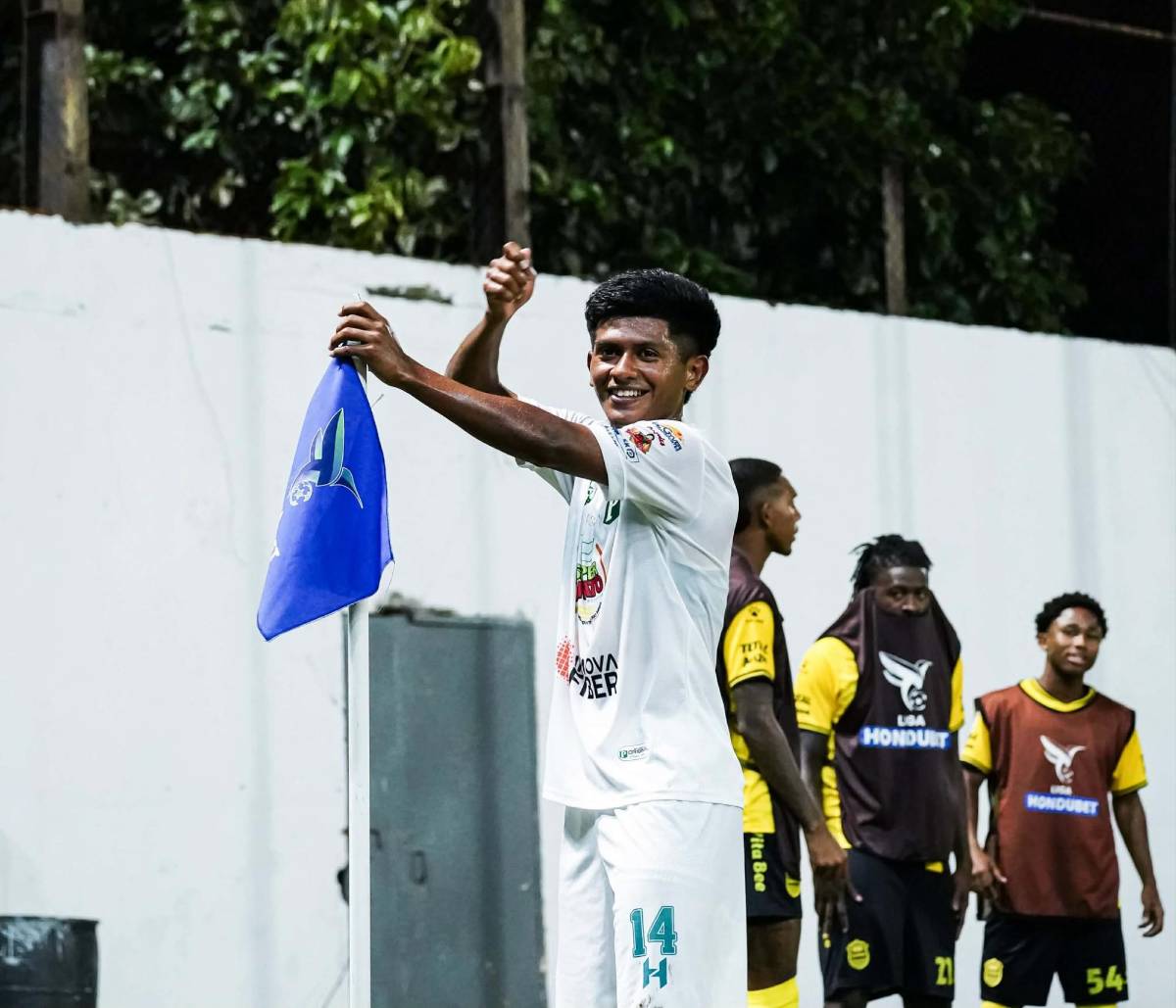 Festín en el Platense-Real España, show de Welcome y jugador salió en camilla