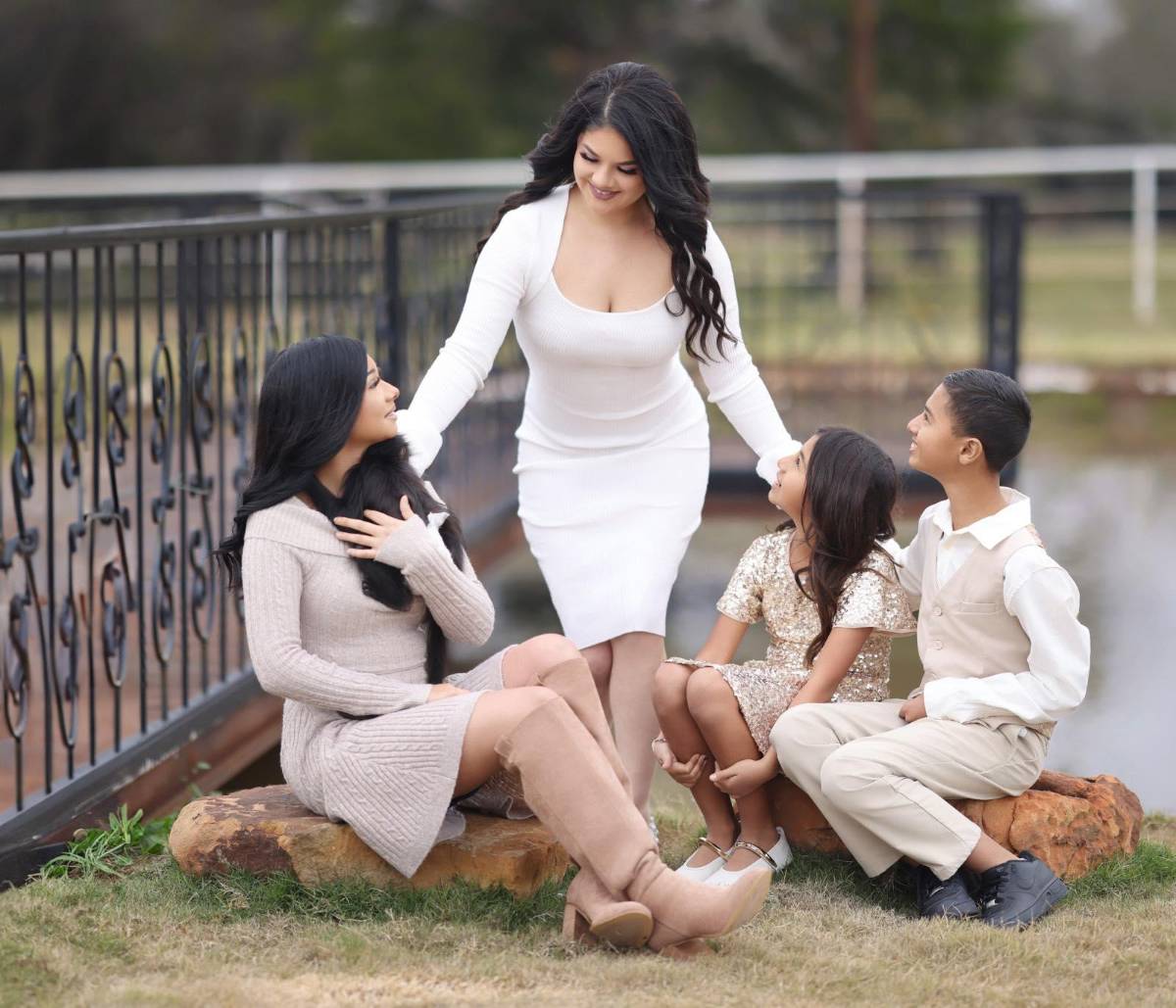 El Charro presume romance con una chica 20 años menor, tras su divorcio con La Mayrita