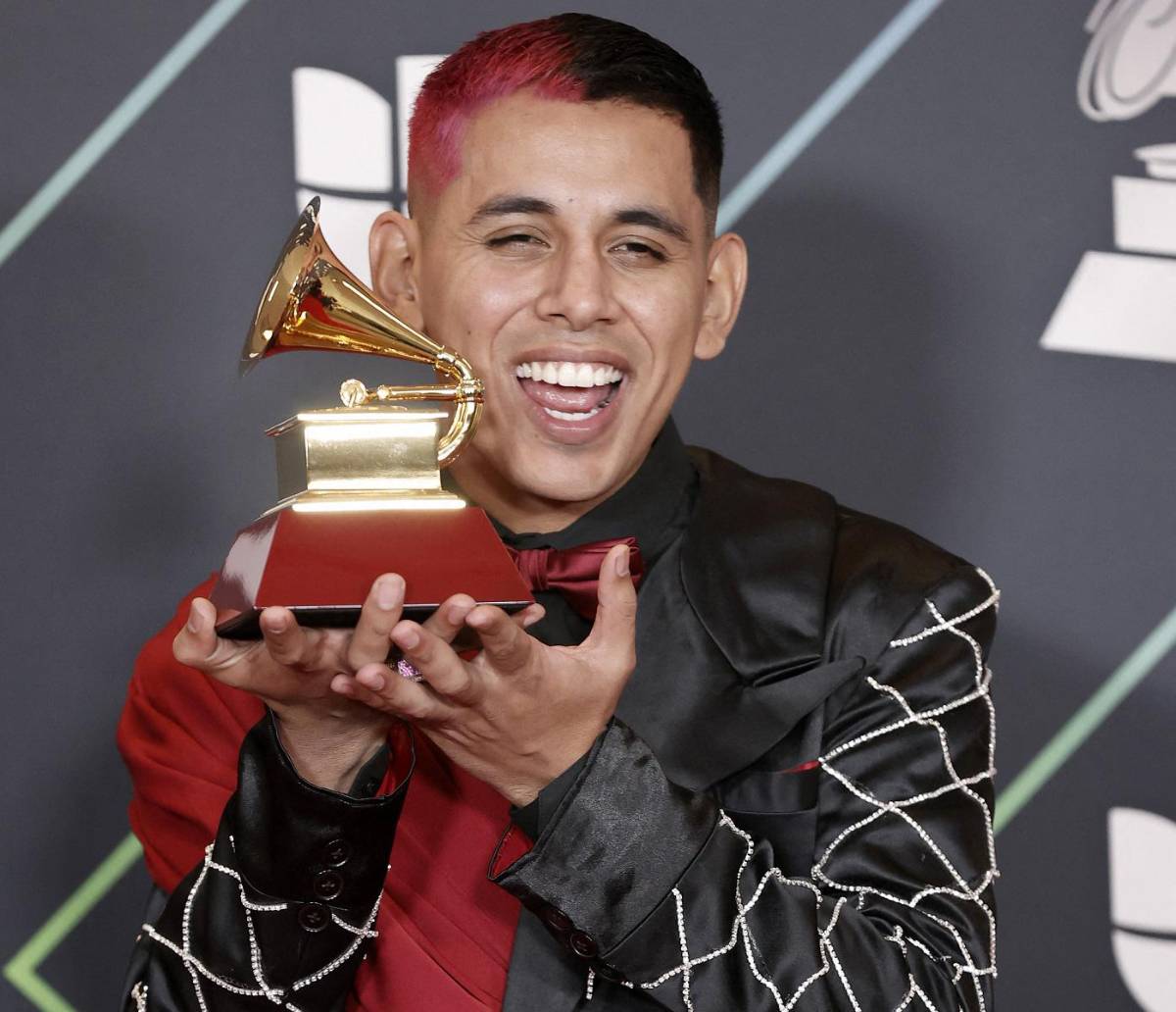 Jhonny Caz, de Grupo Firme, se compromete con su novio