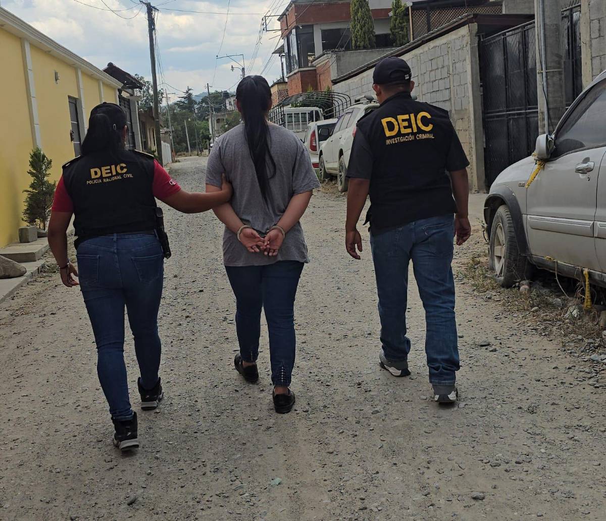 Capturan a hondureña con fuerte armamento en Guatemala; su hermana fue acribillada ayer