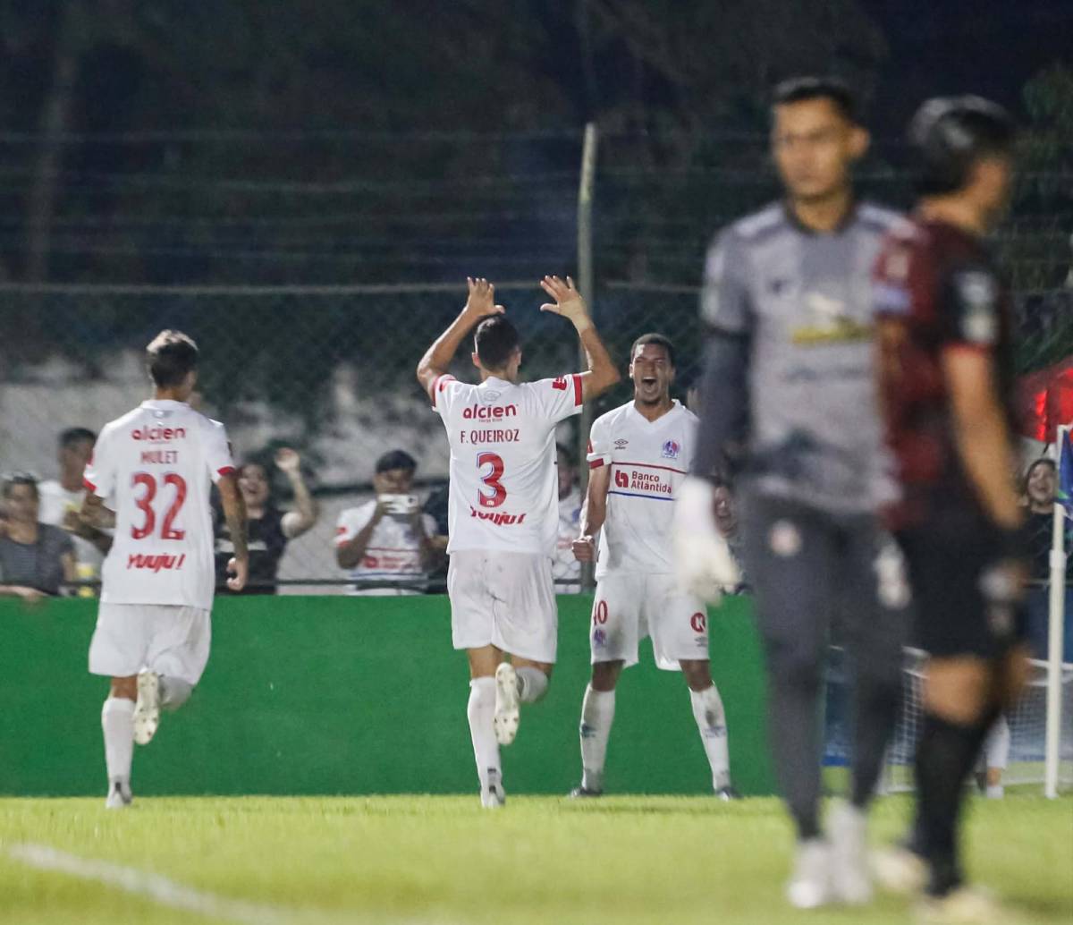 Olimpia da golpe al Choloma, 'intruso' se mete en pleno partido y Tiktoker cautiva