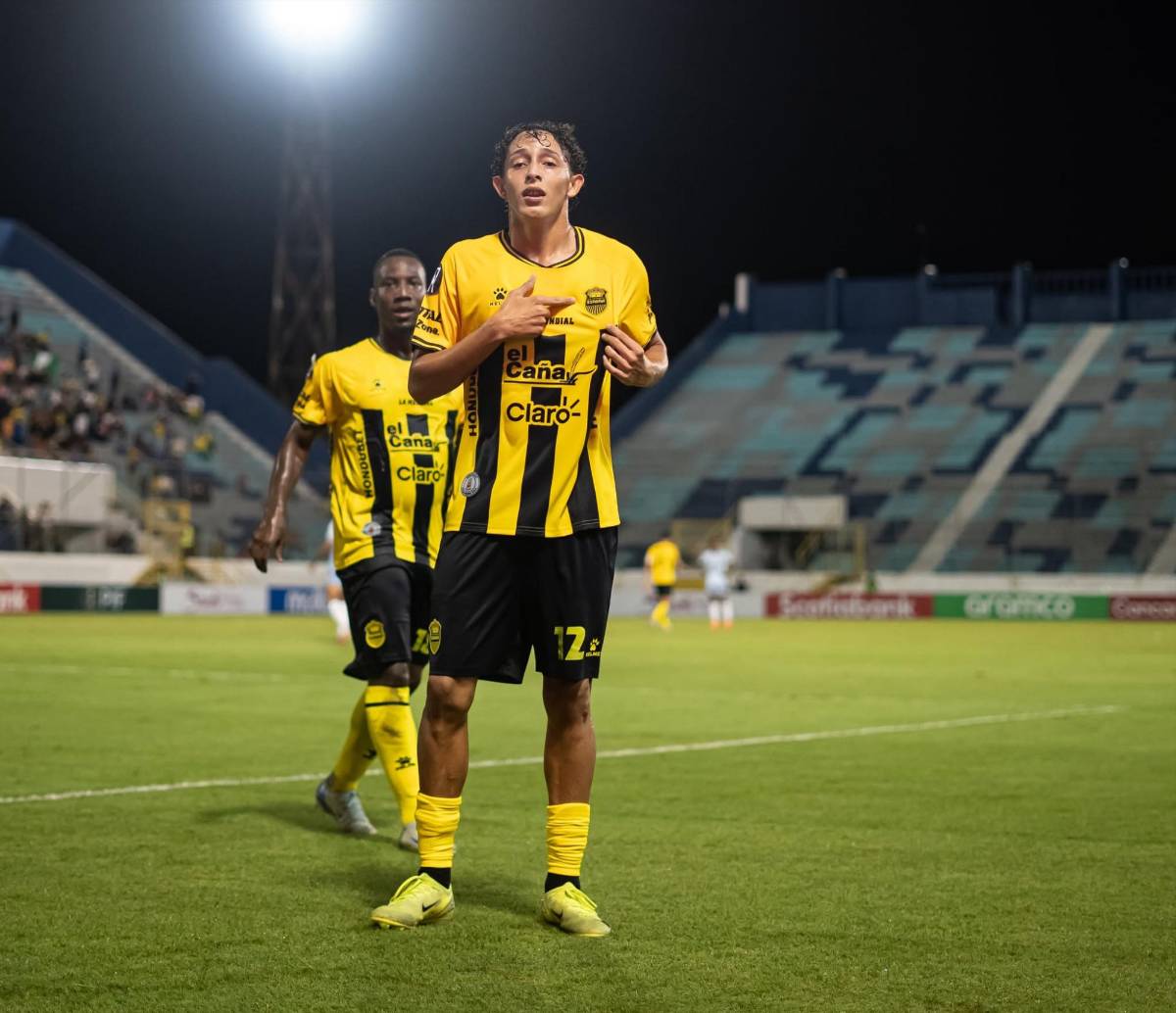 Real España festeja a lo grande, polémica y así sufrió Jeaustin Campos