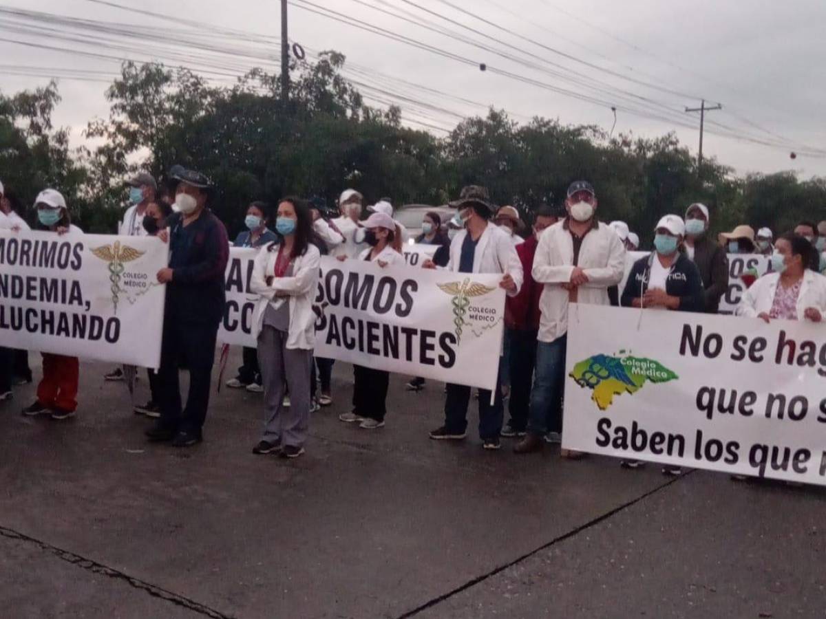 Médicos madrugan a tomarse bulevar del sur en San Pedro Sula