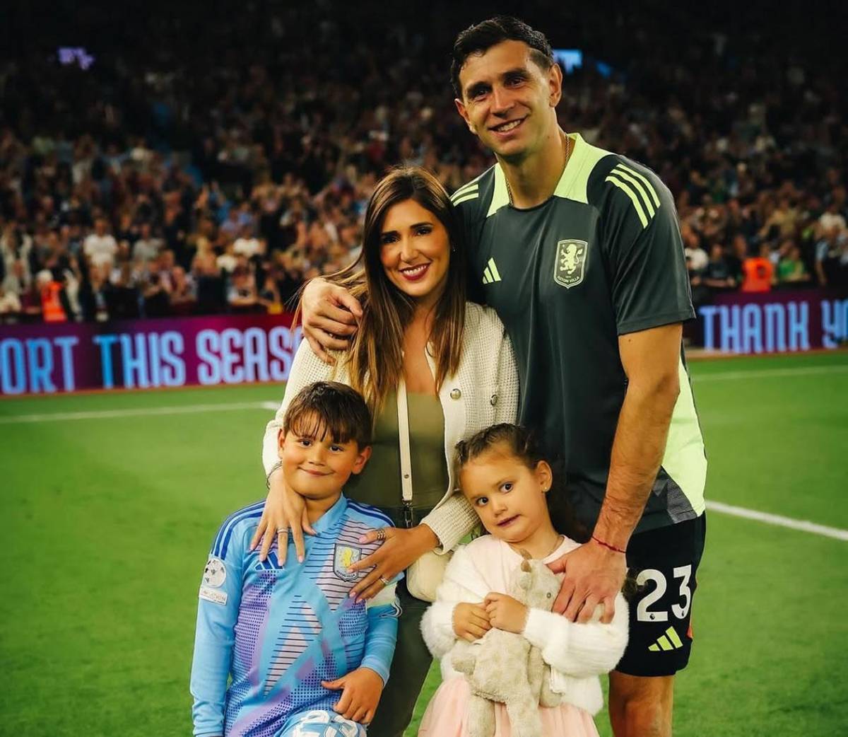 'Dibu' Martínez: los dos gigantes de Europa que pelean fichaje del portero argentino