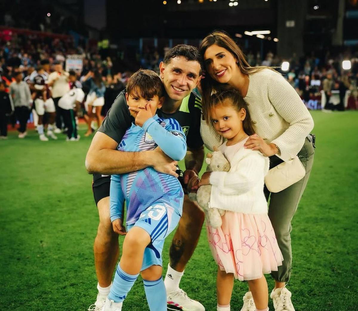 'Dibu' Martínez: los dos gigantes de Europa que pelean fichaje del portero argentino