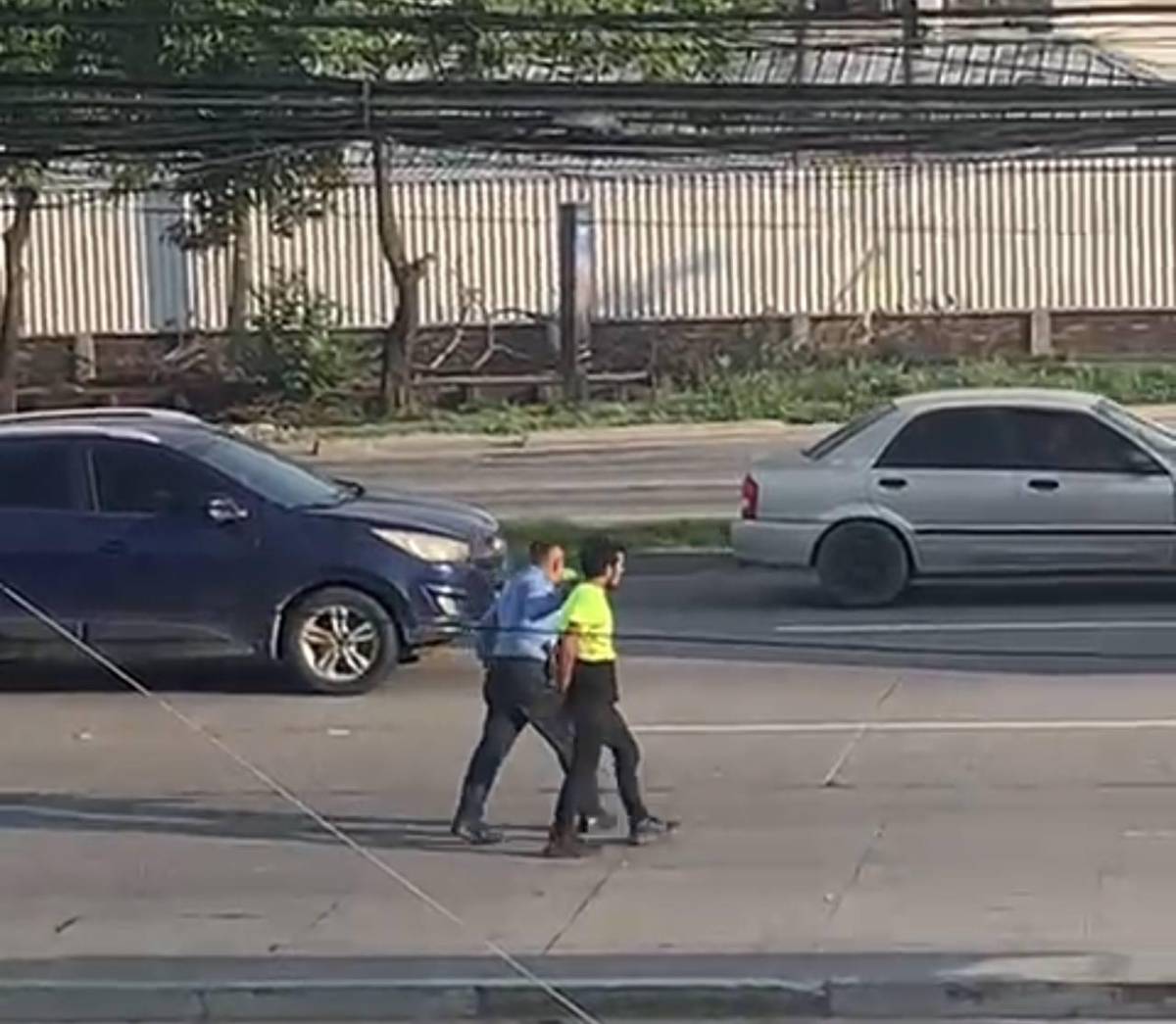 Ciudadanos y policía capturan a tres hombres que asaltaban un bus en San Pedro Sula