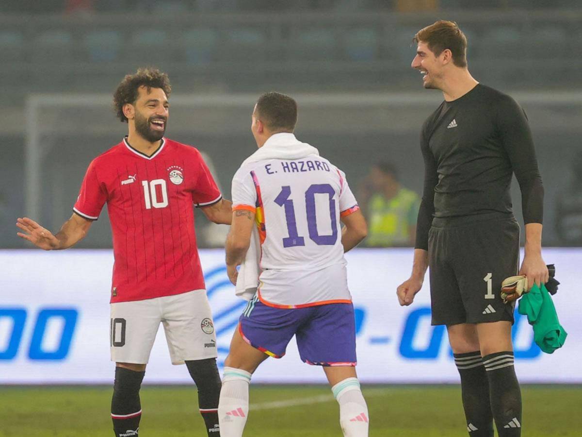 Salah, Eden Hazard y Thibaut Courtois se saludaron al final del partido.