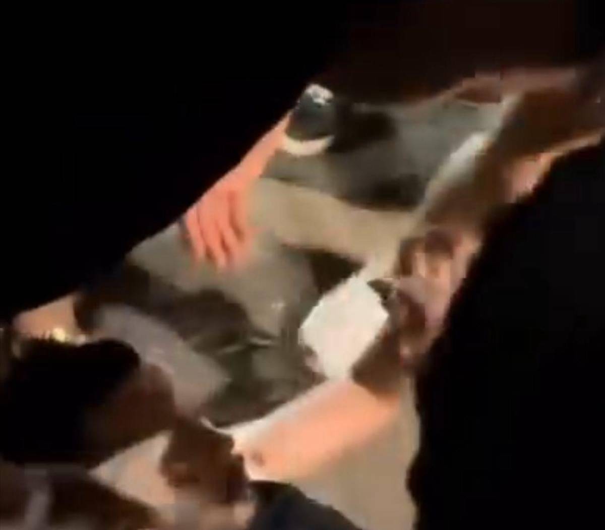 Hombre se mete con todo y carro en playa de Puerto Cortés y se salva de milagro