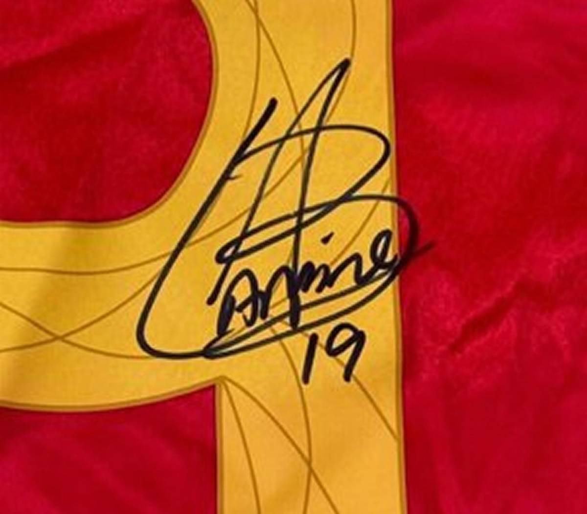 Lamine Yamal deja de firmar autógrafos por increíble motivo y es fuertemente atacado