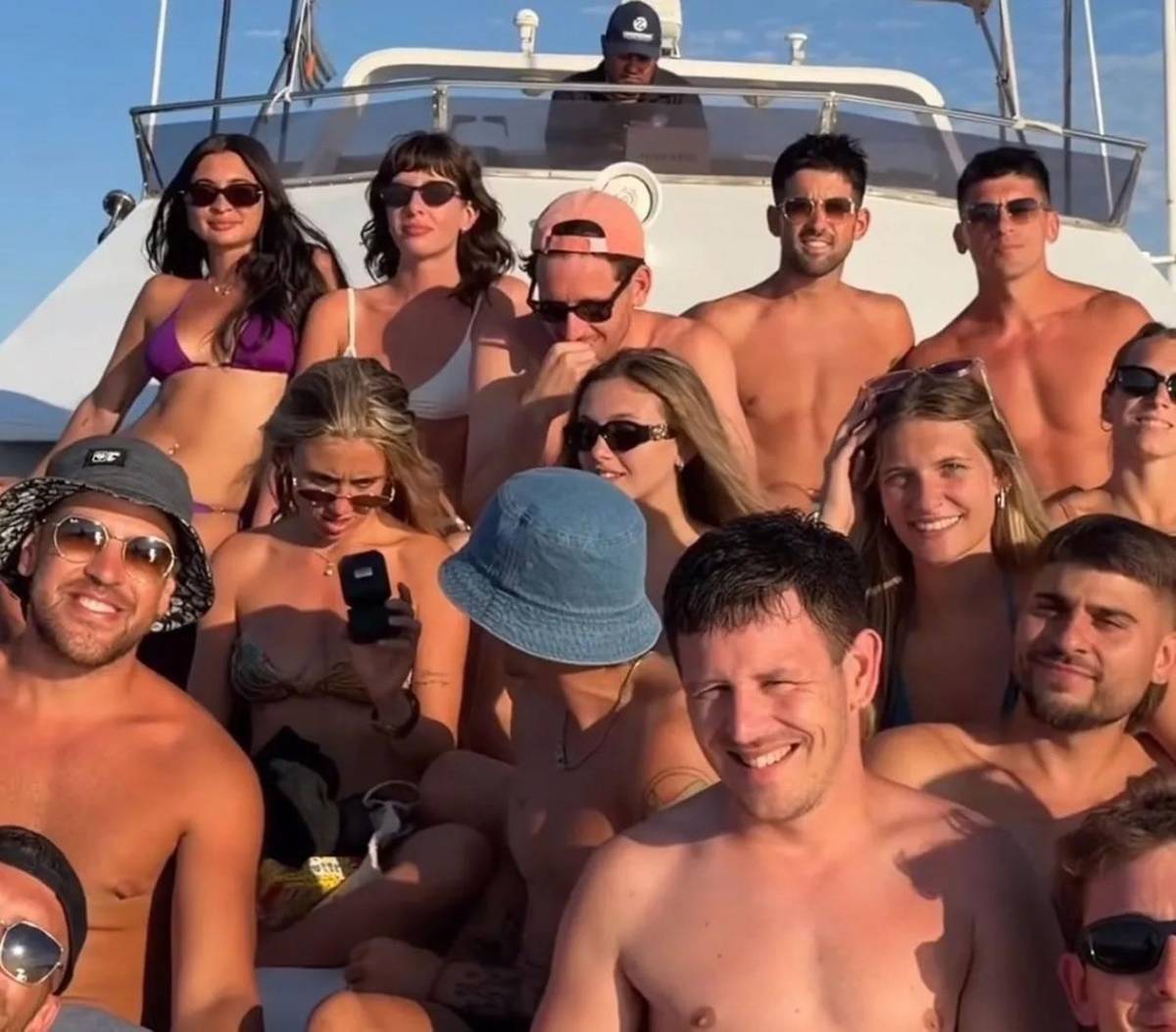 Sexy periodista deportiva se compromete con conocido futbolista argentino