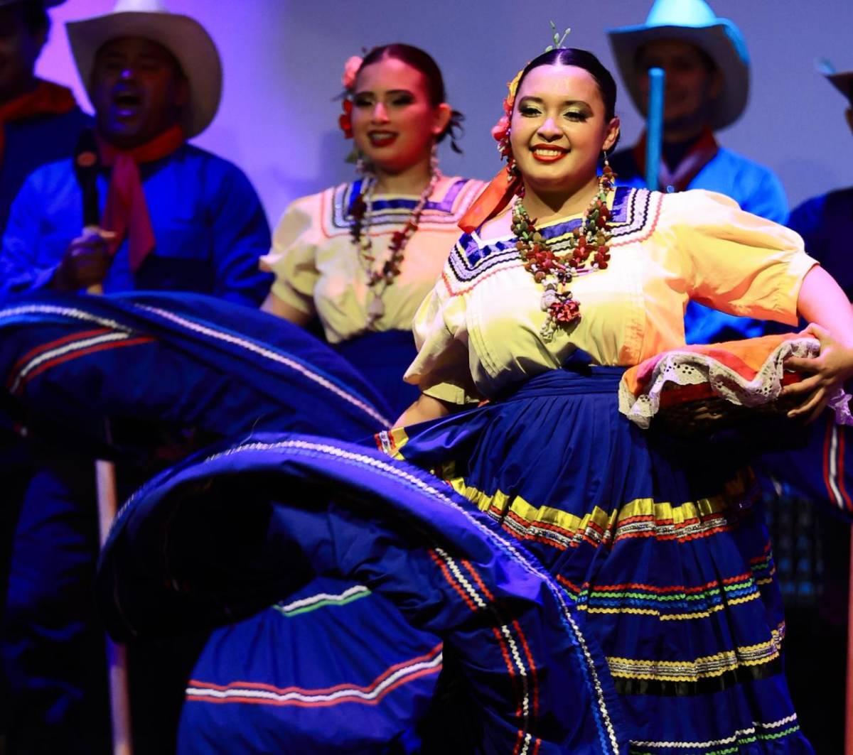 Artistas nacionales e internacionales brillan en espectacular festival folclórico