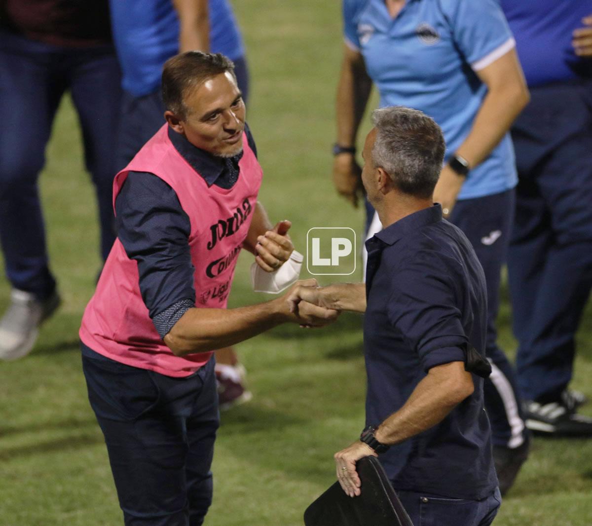 ‘La Tota‘ Medina saludando a Pablo Lavallén tras el final del partido.
