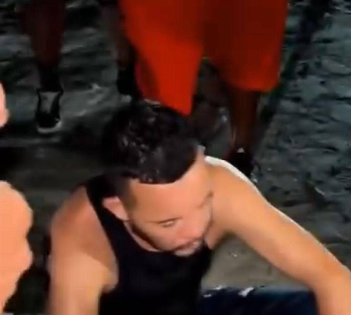 Hombre se mete con todo y carro en playa de Puerto Cortés y se salva de milagro